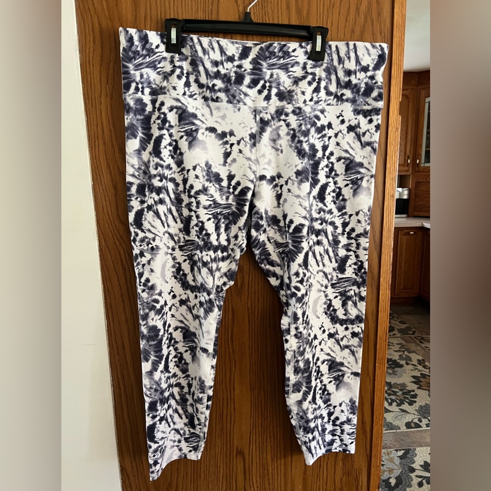Womans cropped yoga pants